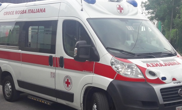 Tragedia, donna  investita  da un furgone perde la vita