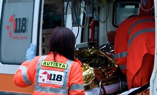 Tre pedoni investiti sul marciapiede da  un’auto