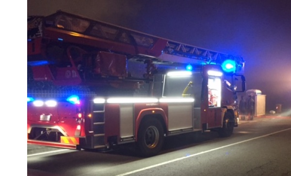 Auto in fiamme  completamente distrutta