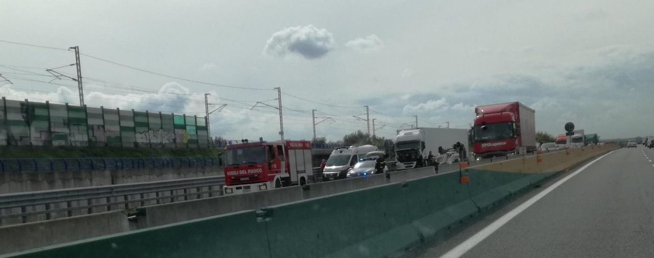 Auto ribaltata in autostrada, già due chilometri di coda