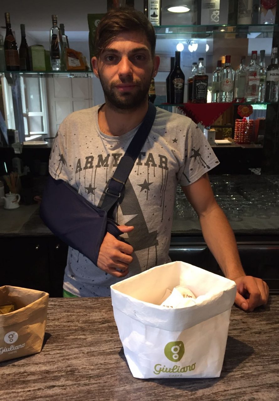 Barista massacrato di botte da due rapinatori