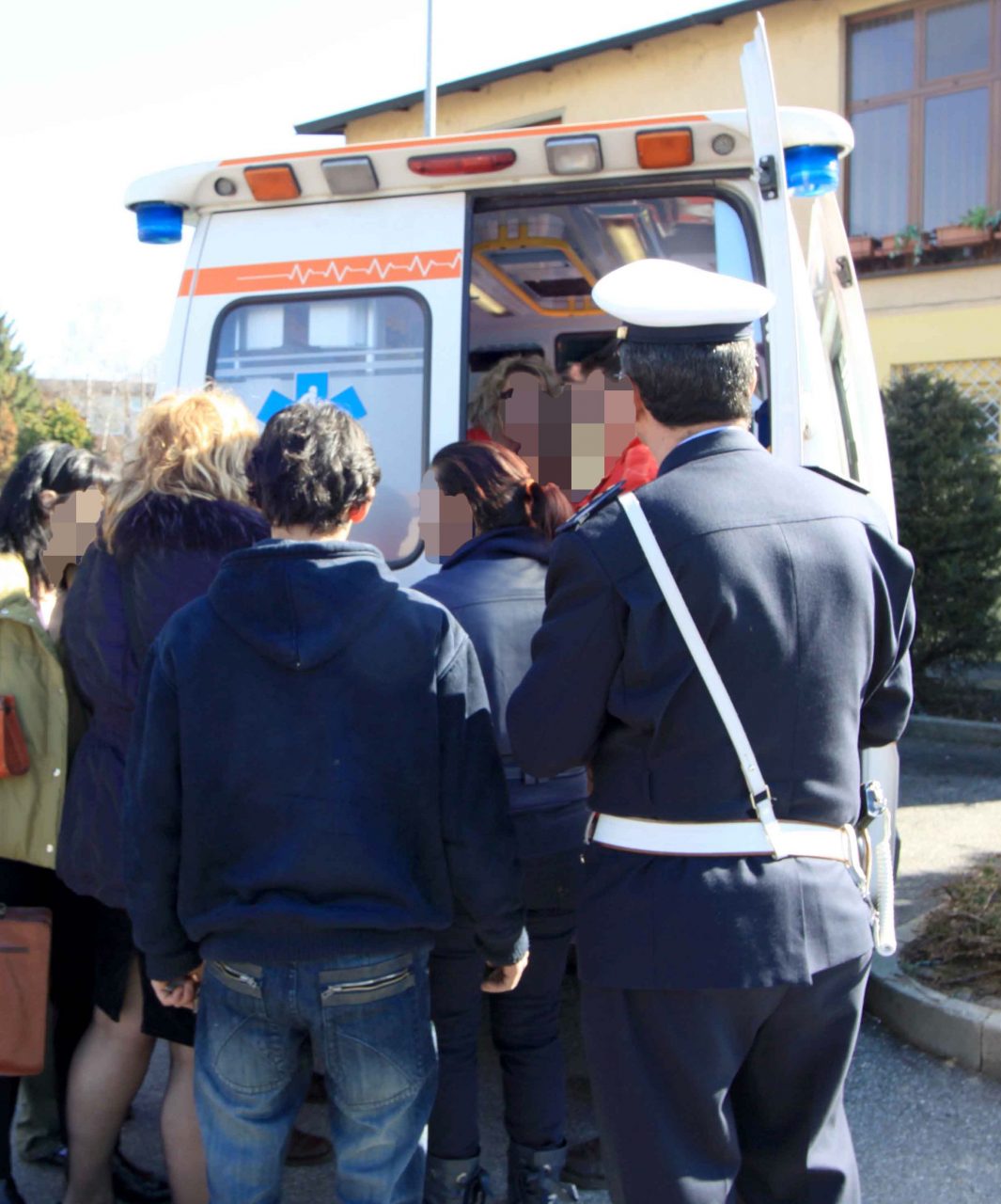 Bimba di Chivasso in gravi condizioni: ha ingerito droga ai giardinetti