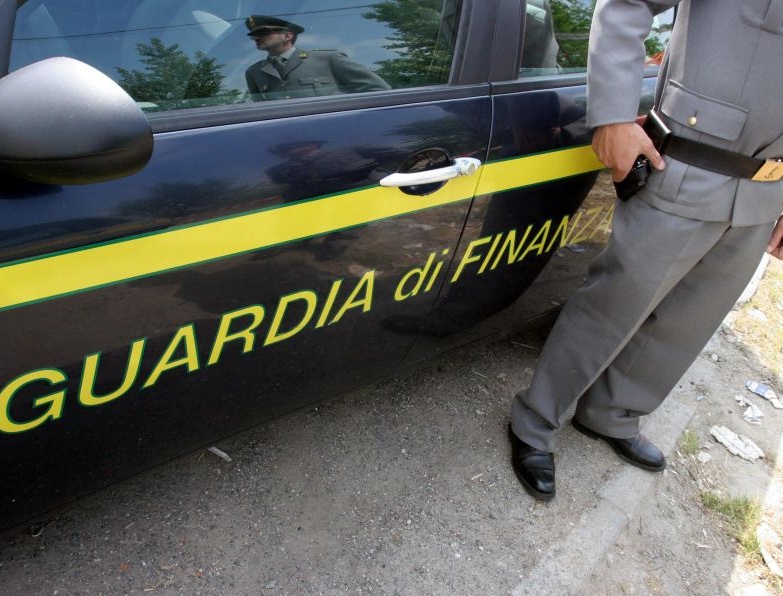 Blitz della GdF: sequestrati 300 mila oggetti pericolosi