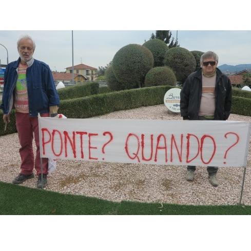 Castiglione – Settimo: ponte chiuso, crescere la protesta, alle rotonde arrivano gli striscioni