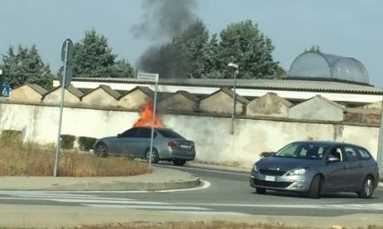 Chivasso, auto in fiamme in via Caluso: traffico in tilt