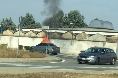 Chivasso, auto in fiamme in via Caluso: traffico in tilt