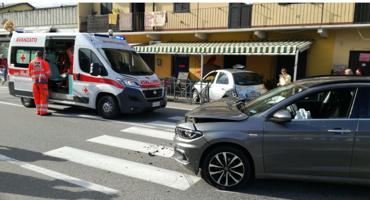 Maxi incidente a Castelrosso: auto finisce nel dehor di un bar
