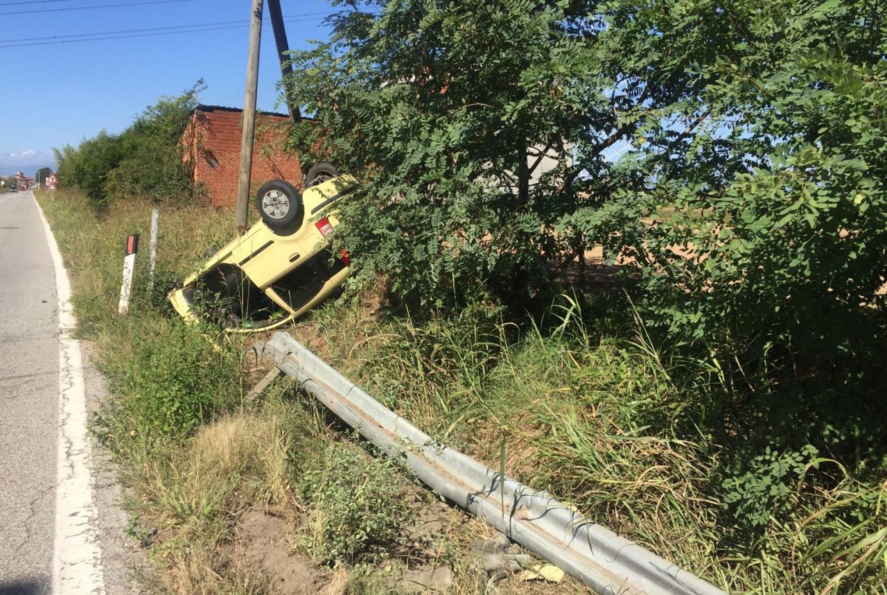 Incidente stradale: auto si ribalta dopo una curva molto pericolosa