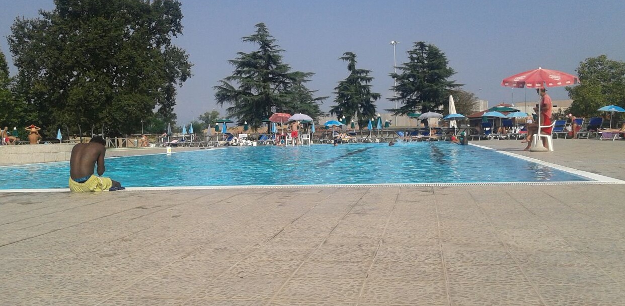 Richiedenti asilo in piscina, i bagnanti escono