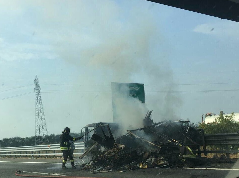 Rondissone, prende fuoco un camion in autostrada: traffico rallentato