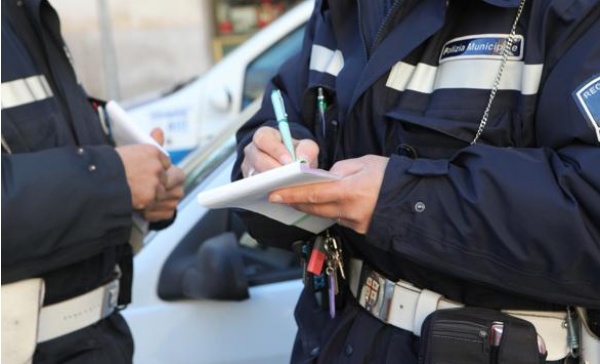 Vendono abusivamente cosmetici e abbigliamento, maxi sequestro