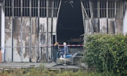 Settimo, brucia un capannone di Cascina Berta: distrutti due furgoni