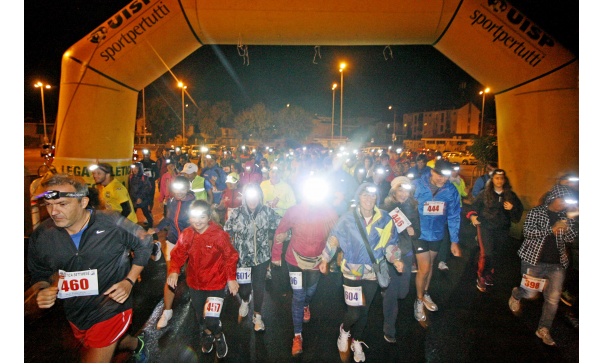 Settimo, neanche la pioggia ferma la corsa podistica “La Notte delle lanterne”