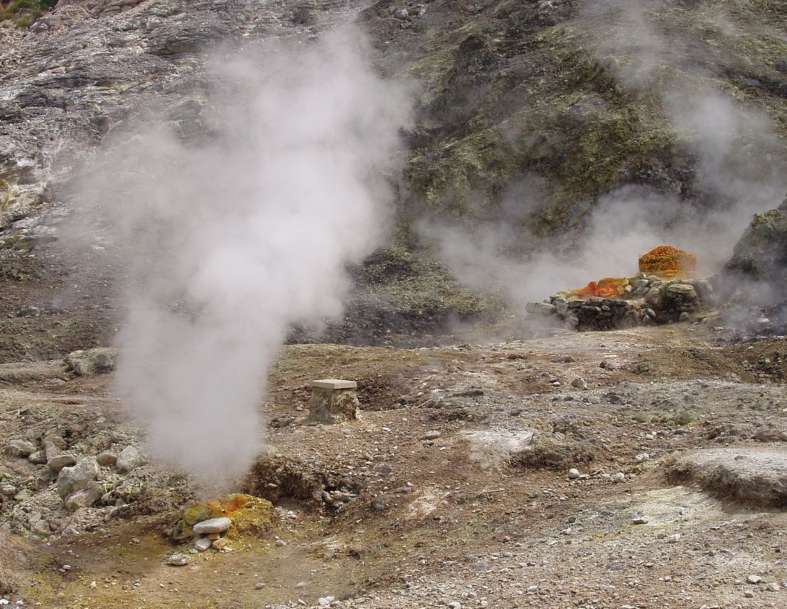 Tre persone muoiono in una solfatara