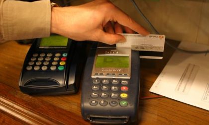 Truffa: albergatore utilizza la carta di credito di una cliente