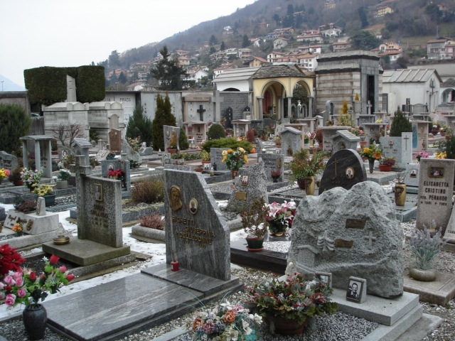 Cimitero orari cambiati giovedì 2 novembre