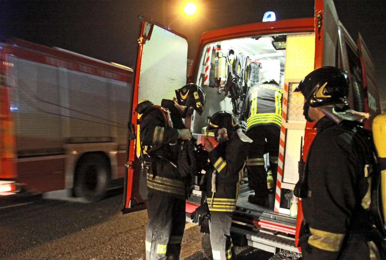 A letto con la sigaretta accesa, morta nel rogo