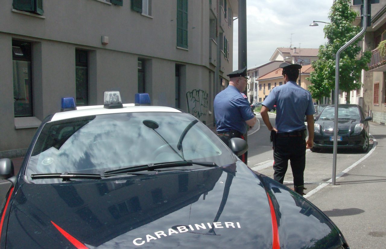 Rapinatore armato di pistola minaccia segretarie