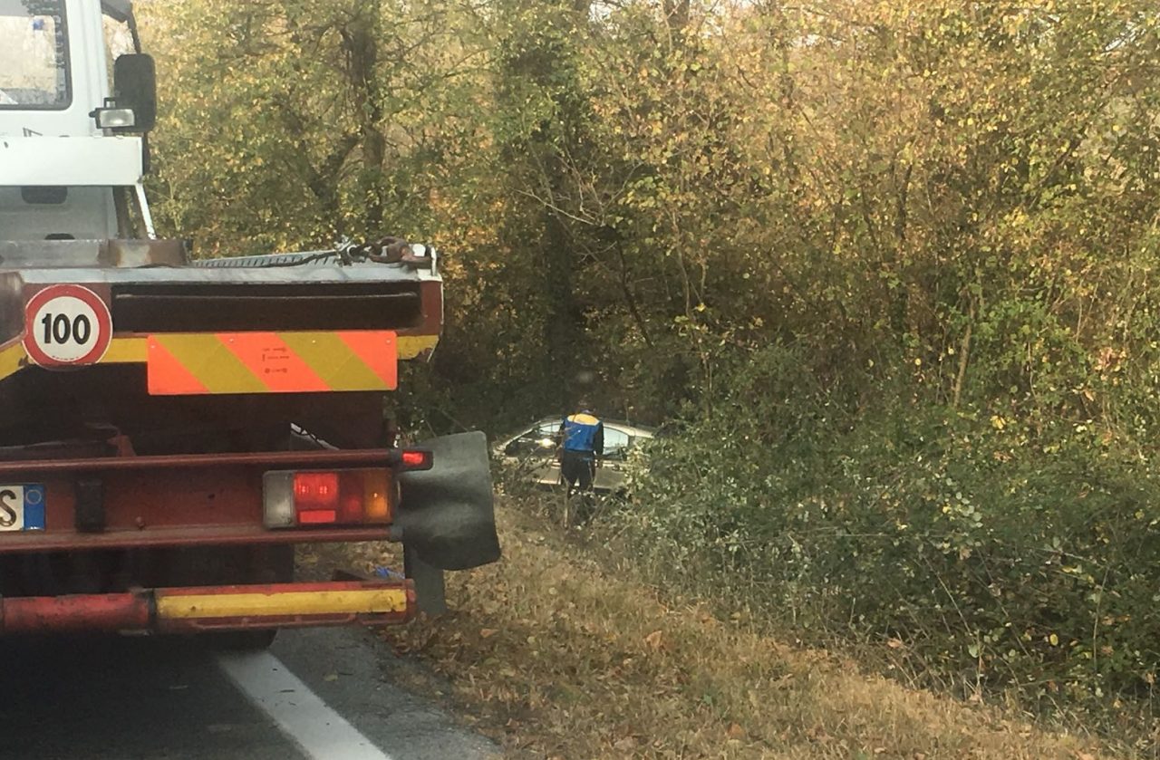 Auto fuori strada sulla provinciale