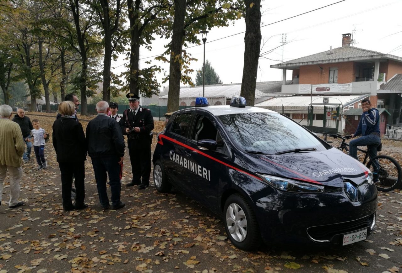 Blocco auto in città, i carabinieri in strada con un’auto elettrica