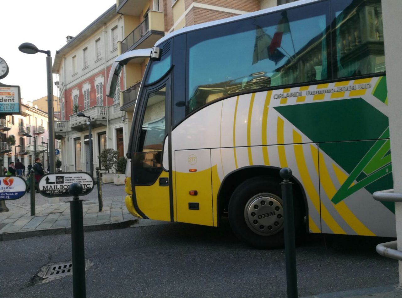 Pullman incastrato traffico in tilt