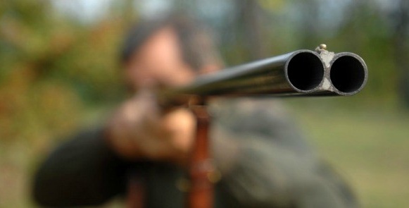 Spari contro una casa durante una battuta di caccia