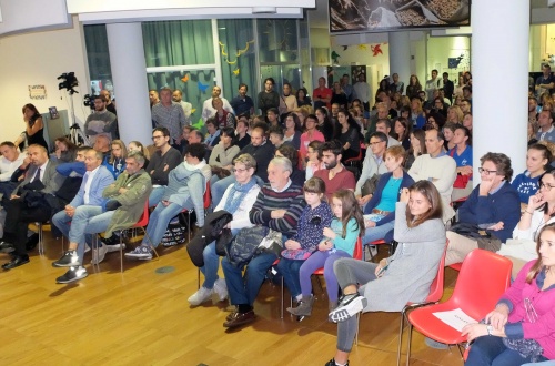 Cagnotto Baldini fanno il pieno di pubblico in biblioteca. Foto e Video