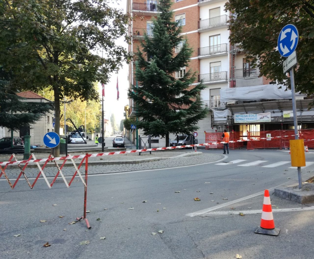Chivasso, rotonda chiusa: traffico in tilt