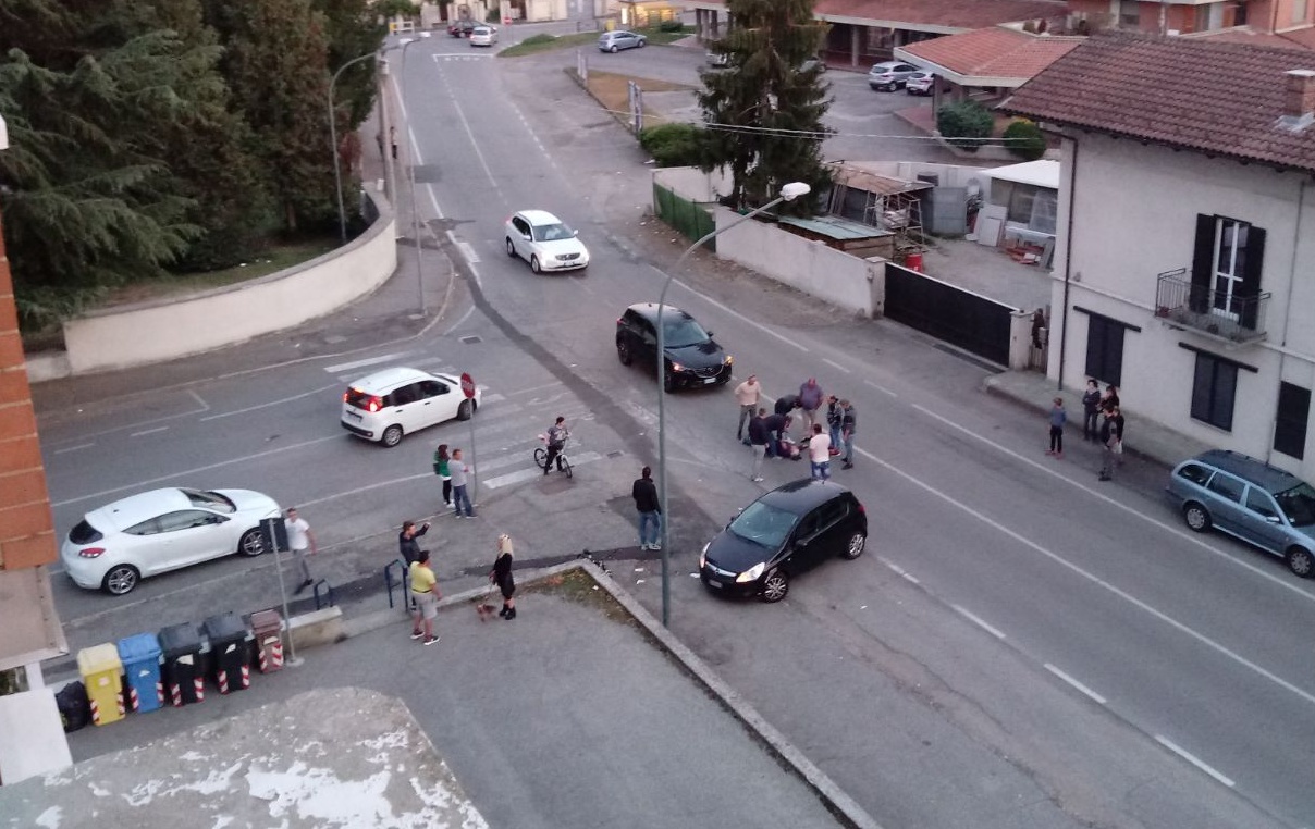 Crescentino, un’auto nera investe un pedone