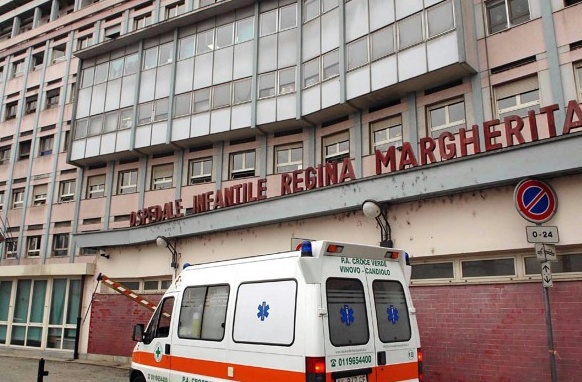 Bimbo cade dalla finestra illeso