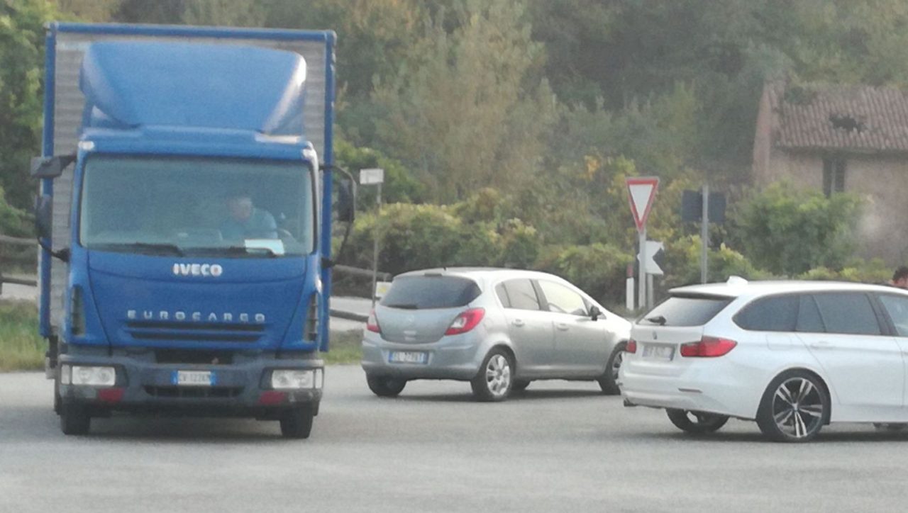 Incidente tra camion, furgone e auto