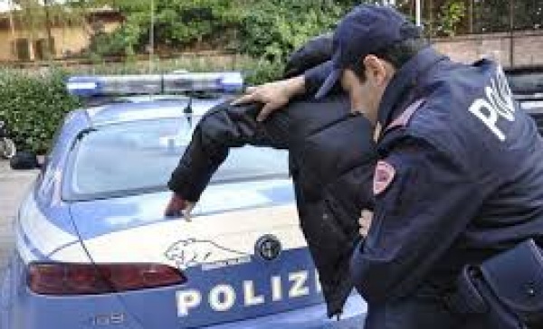 Ladro maldestro: rimane imbottigliato nel traffico e viene arrestato