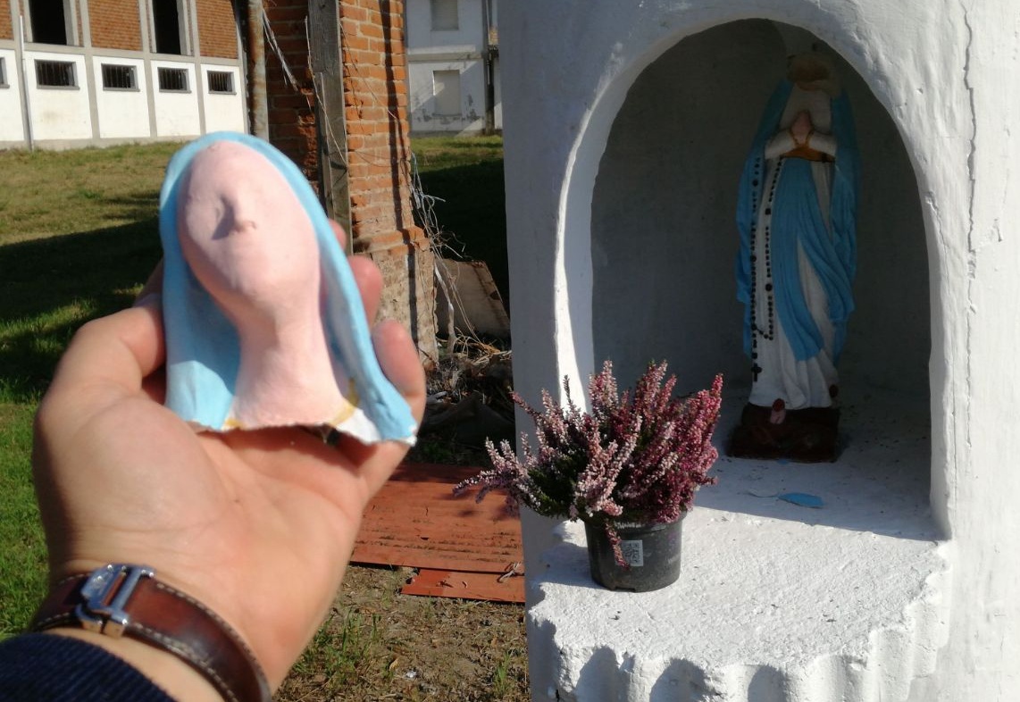 Madonna decapitata dai vandali il paese sotto choc