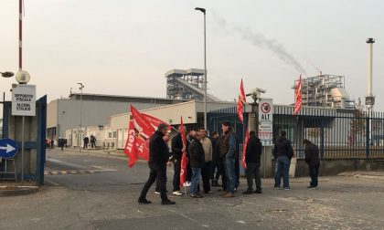 Protesta lavoratori senza stipendio da tre mesi salta incontro con Prefetto