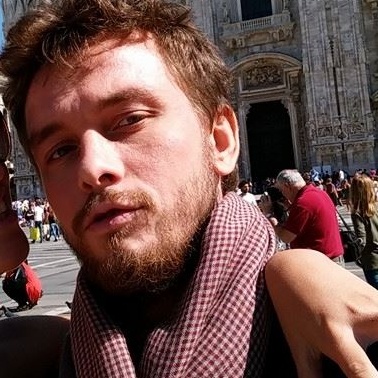 Muore ingegnere in piscina il ricordo degli amici