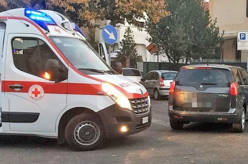 Pedone investito una donna ferita