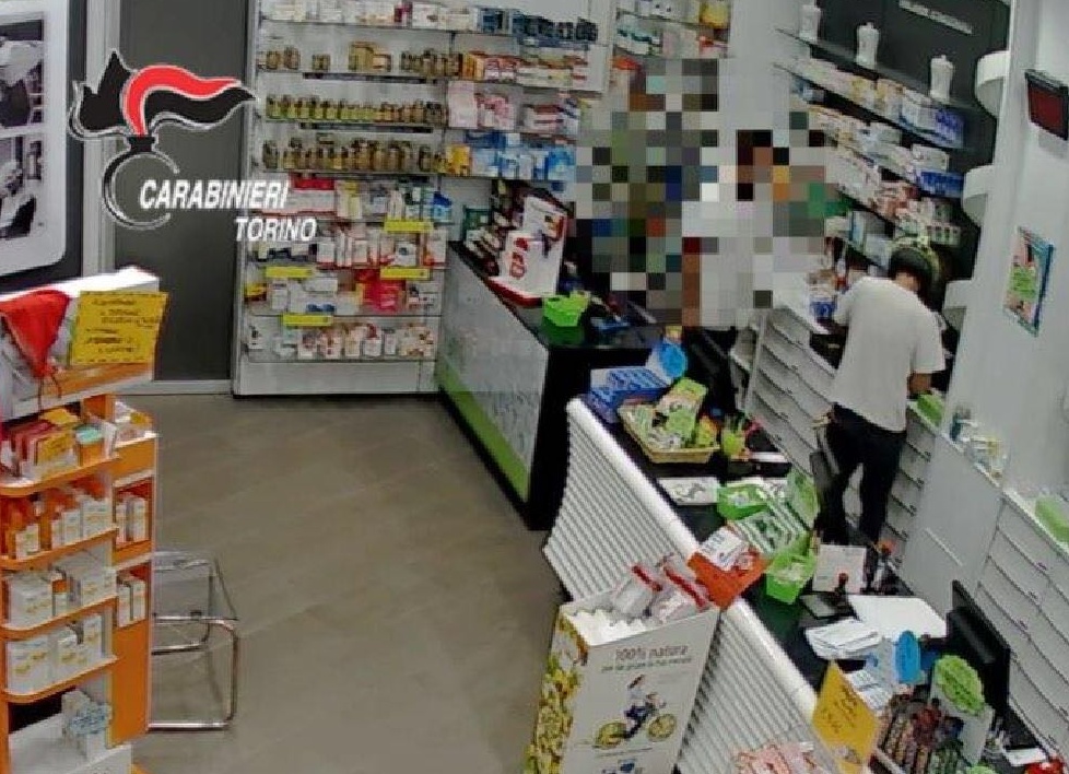 Rapinatore tradito dal suo tatuaggio. Ripreso dalle telecamere durante il colpo in farmacia