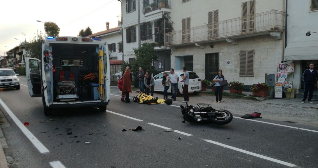 San Sebastiano, auto pirata si scontra con una moto