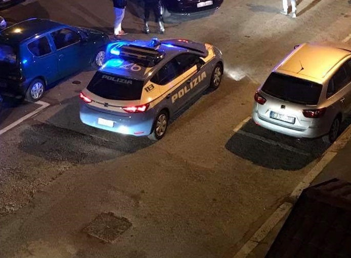 Poliziotto fuori servizio ferma un ladro al supermercato