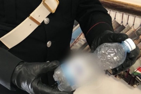 Studente beve sambuca a scuola, ha un malore