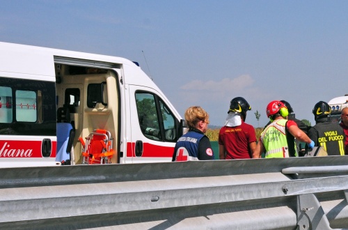 Tir impazzito si schianta grave il camionista e traffico in tilt