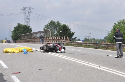 Scontro frontale tra due moto: morti marito e moglie