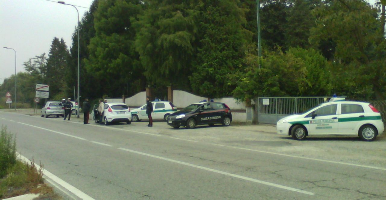 Verolengo, posto di blocco di carabinieri e vigili urbani
