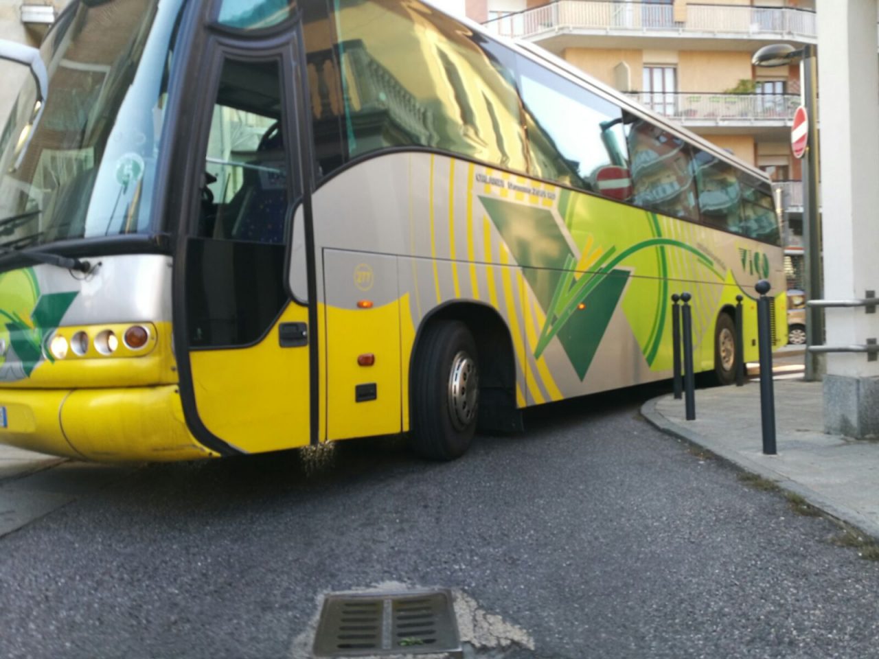Traffico bloccato bus incastrati