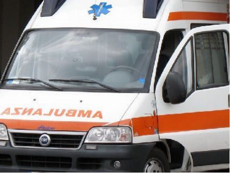 Ciclista in gravi condizioni dopo essere caduto a terra