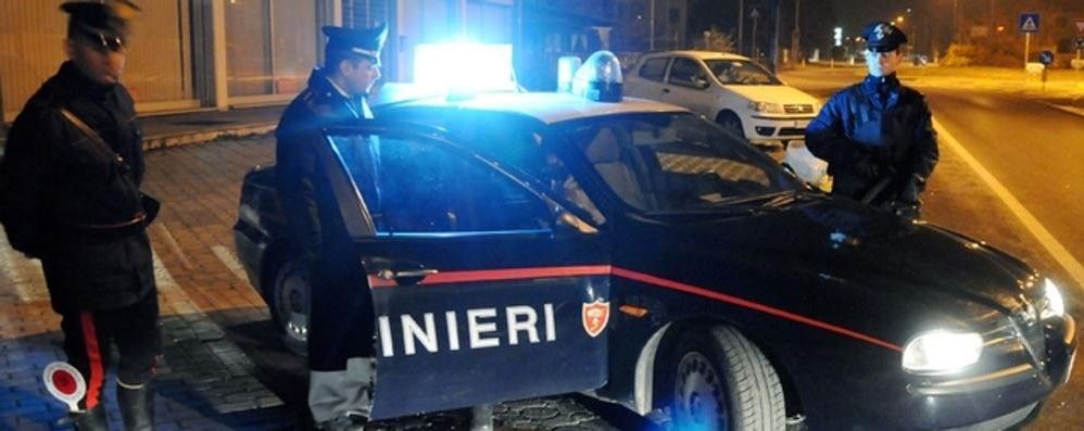 Coppia di ladri ruba con il figlio in auto