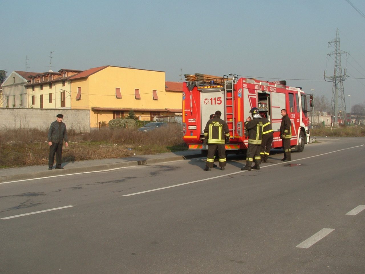 Brucia discarica fiamme con fumo