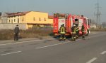 Brucia discarica fiamme con fumo