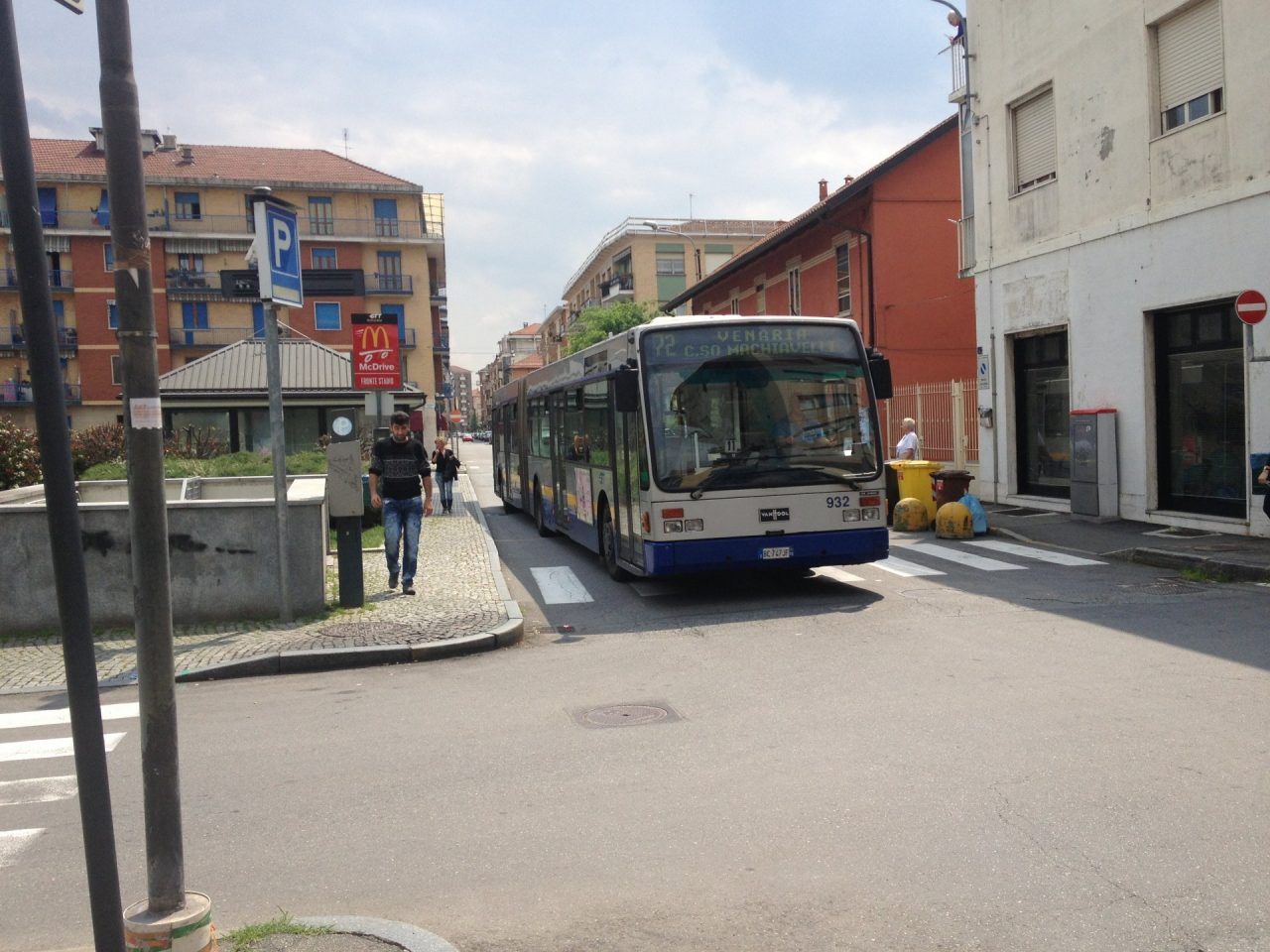 Fermata bus via Barbi Cinti in 300 chiedono lo spostamento