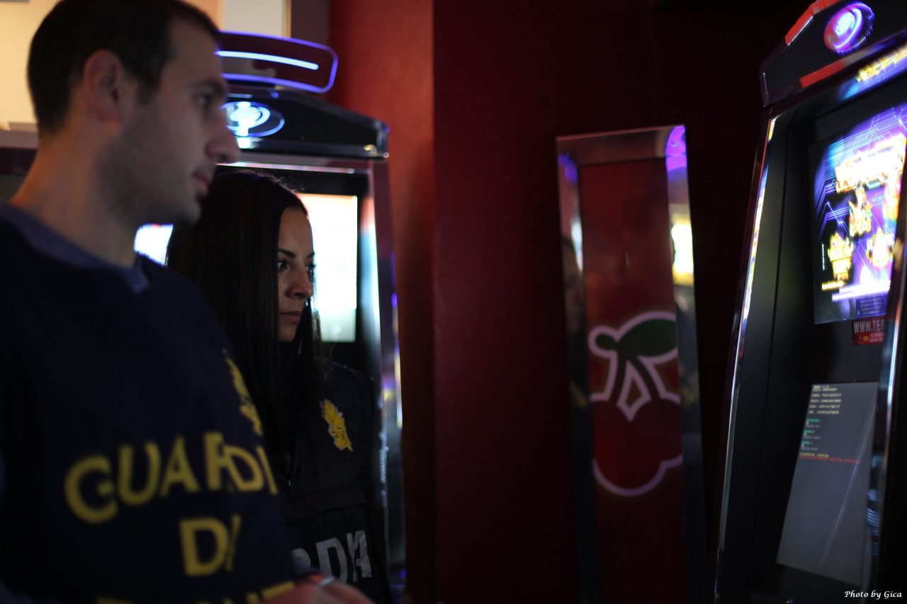 Armi droga e videslot illegali chiuso un bar